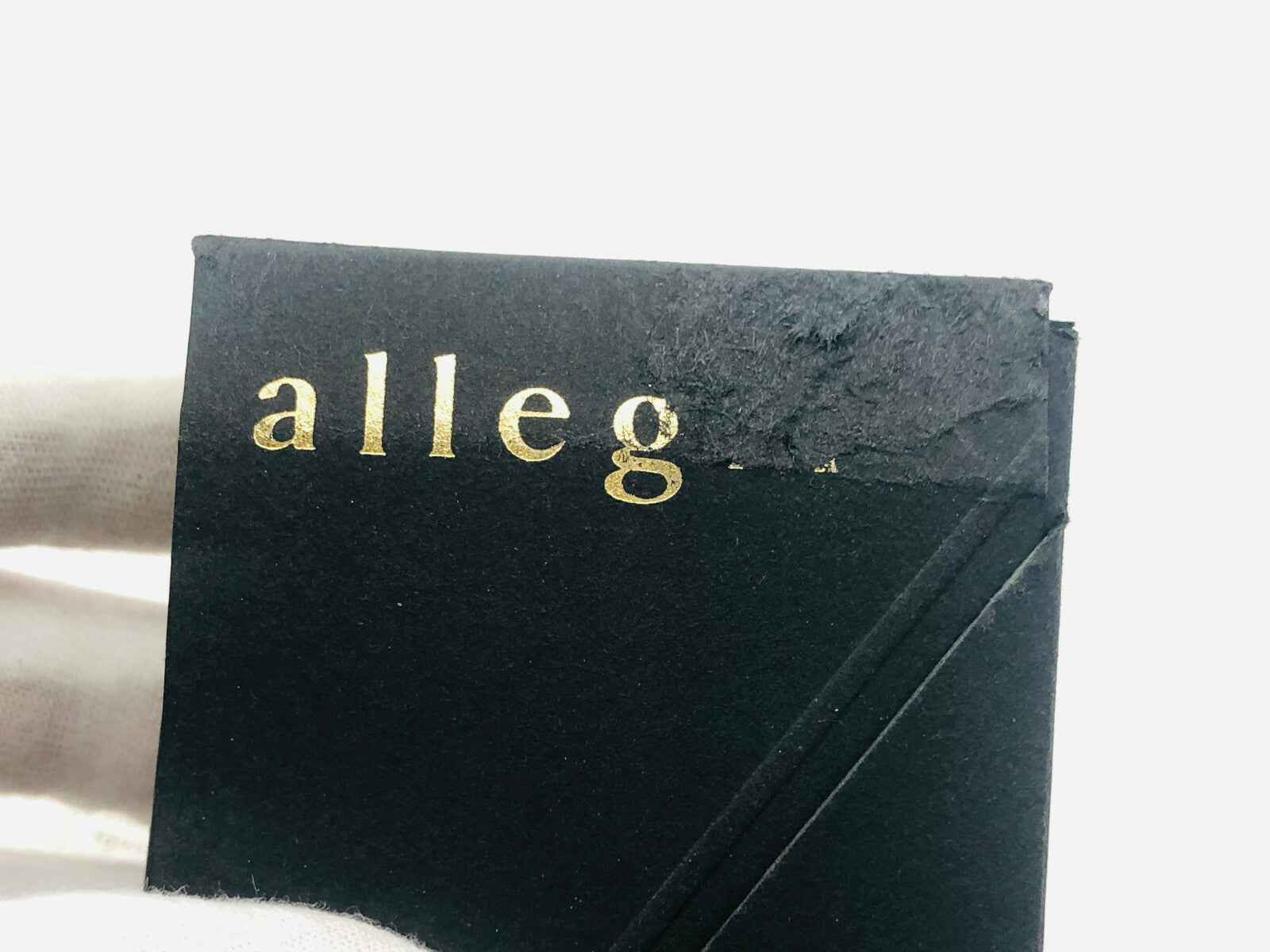 Confezione del Profumo Allegri Vintage donna con dettagli in oro su sfondo nero