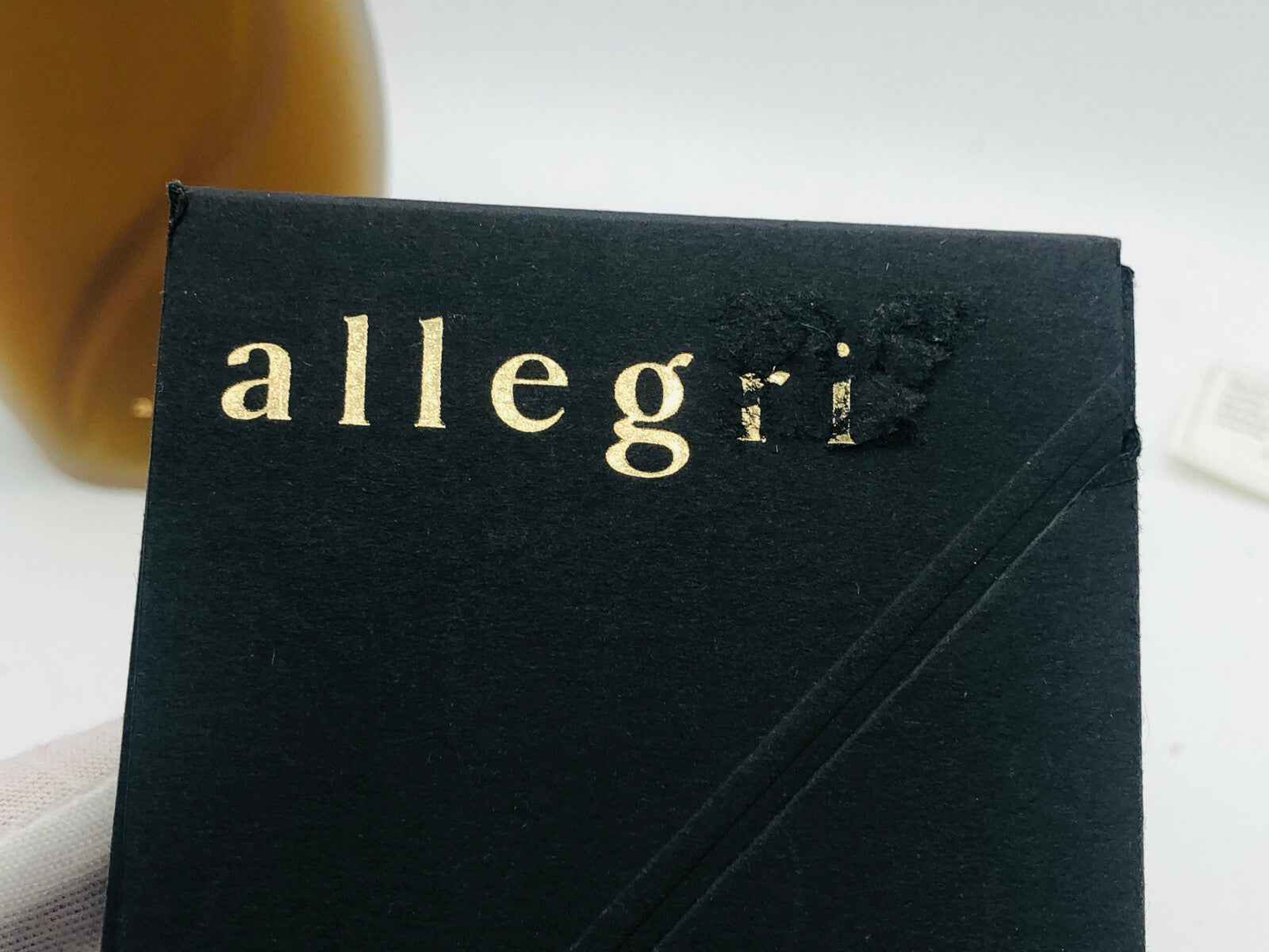 Scatola del profumo Allegri Vintage DIANA DE SILVA con dettagli in oro su sfondo nero