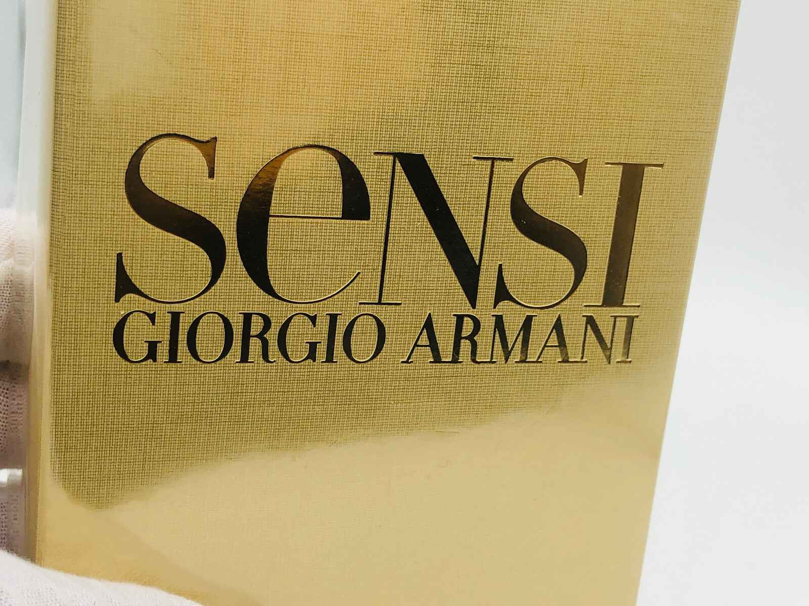 Scatola di profumo Armani Sensi Vintage in oro con logo elegante per un'esperienza di lusso