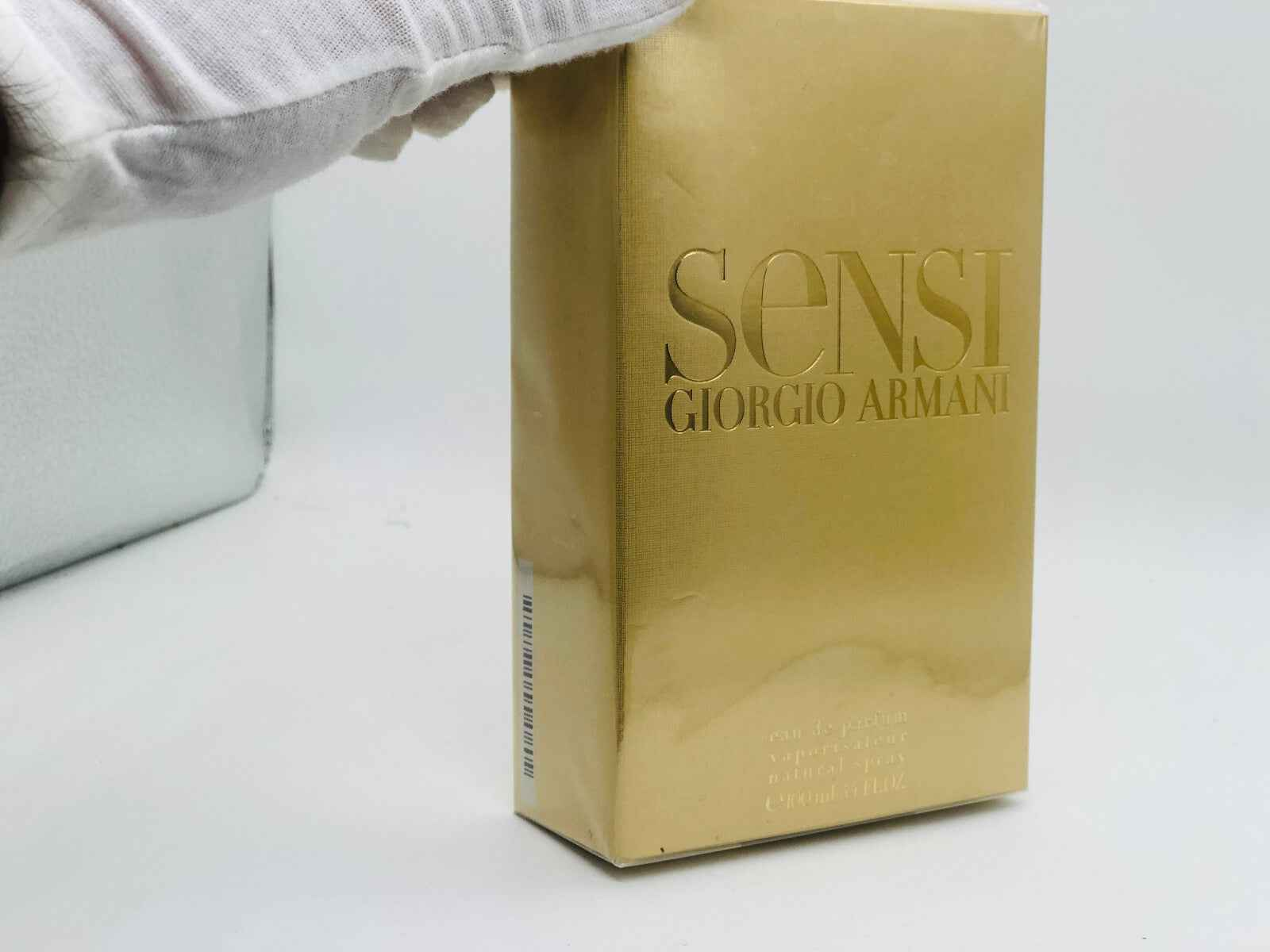 Scatola di profumo Armani Sensi Vintage con dettagli dorati e logo distintivo