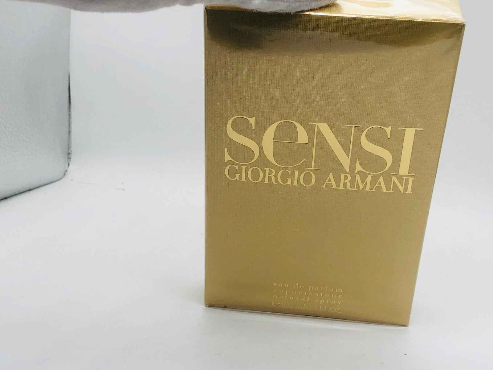 Scatola di profumo Armani Sensi Vintage con design elegante in oro