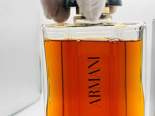 Flacone di profumo Vintage Armani con liquido color ambra, elegante e raffinato