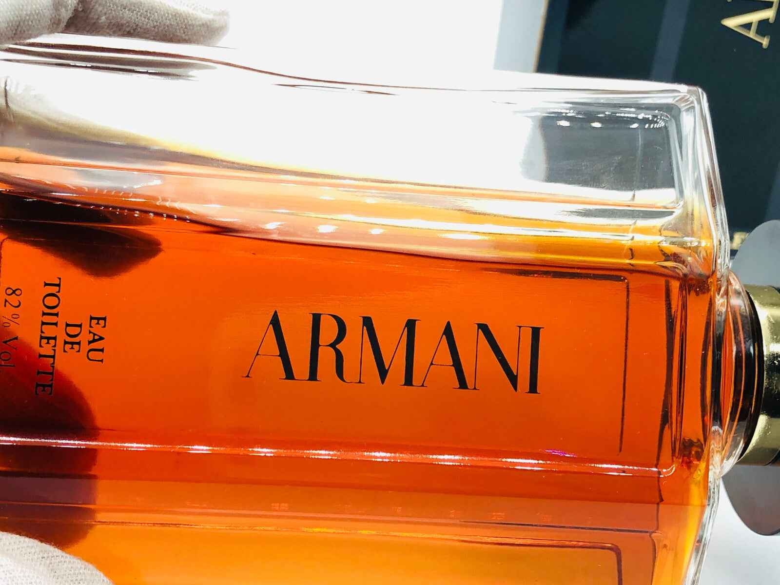 Profumo Vintage Armani in flacone di vetro con liquidità color ambra per un'eleganza senza tempo