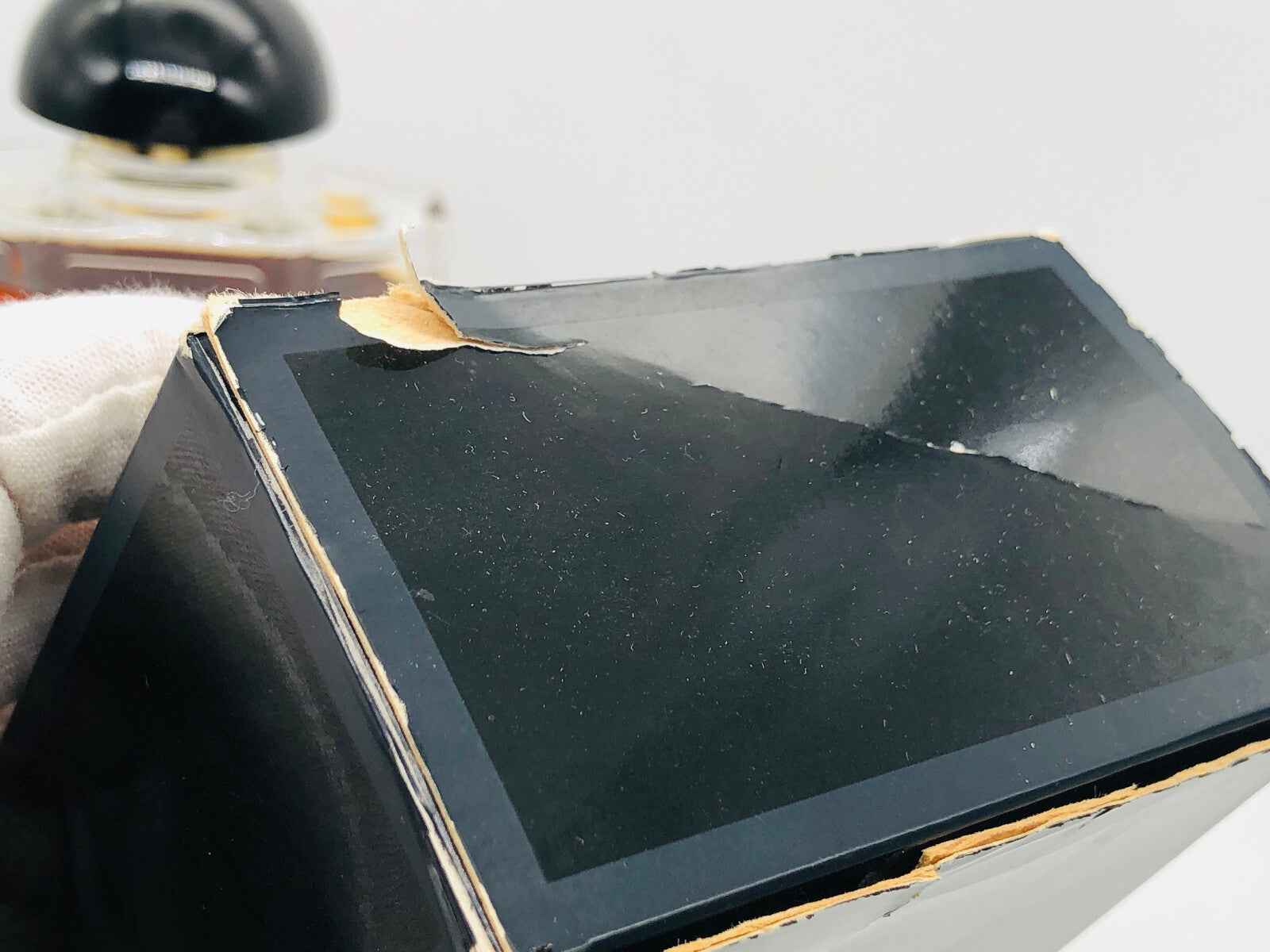 Dettaglio del profumo Vintage Armani con confezione leggermente danneggiata, evidenziando il design elegante