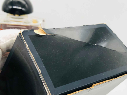Dettaglio del profumo Vintage Armani con confezione leggermente danneggiata, evidenziando il design elegante