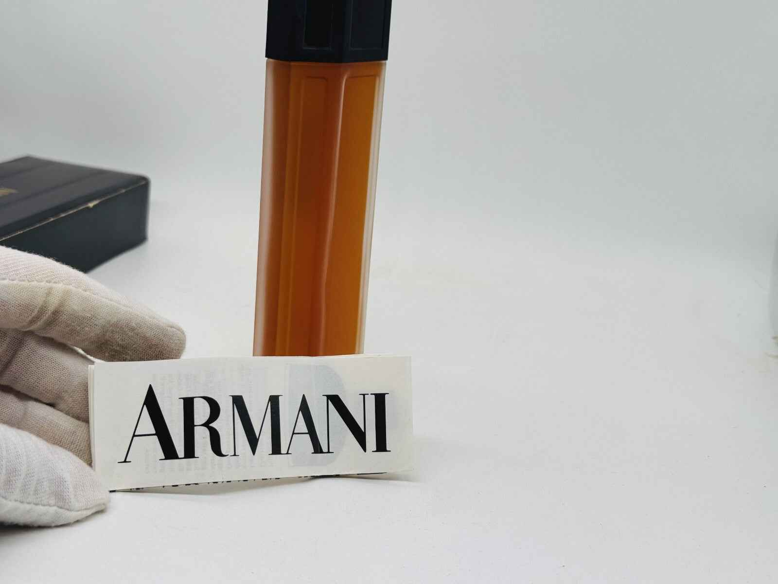 Flacone di profumo vintage Armani donna con etichetta ARMANI in primo piano