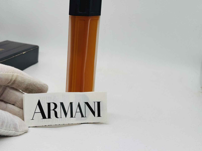 Flacone di profumo vintage Armani donna con etichetta ARMANI in primo piano