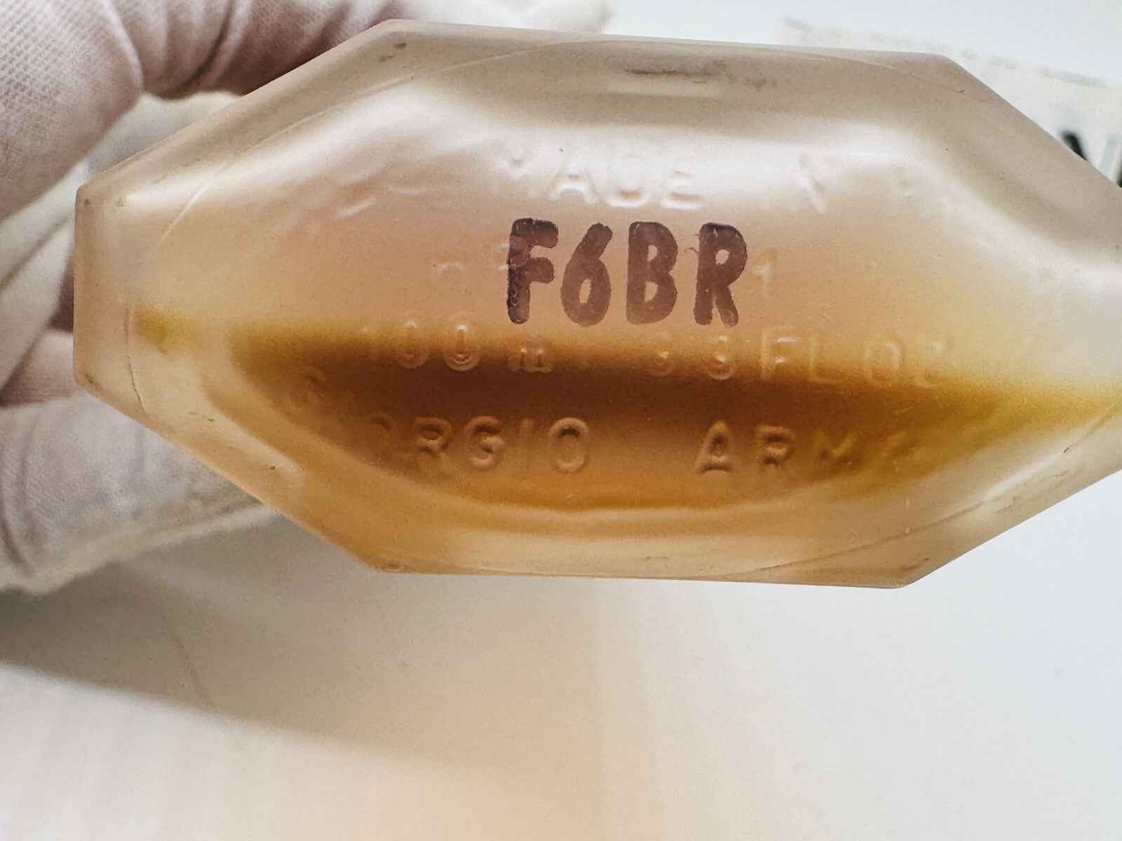 Flacone di profumo vintage Armani Donna con etichetta in rilievo e tonalità dorate