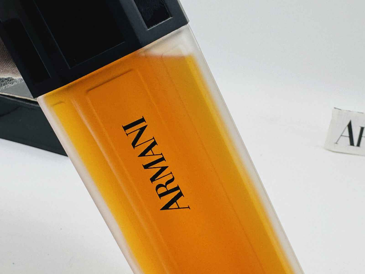 Flacone di Profumo Vintage Armani Donna con tonalità dorata e design elegante