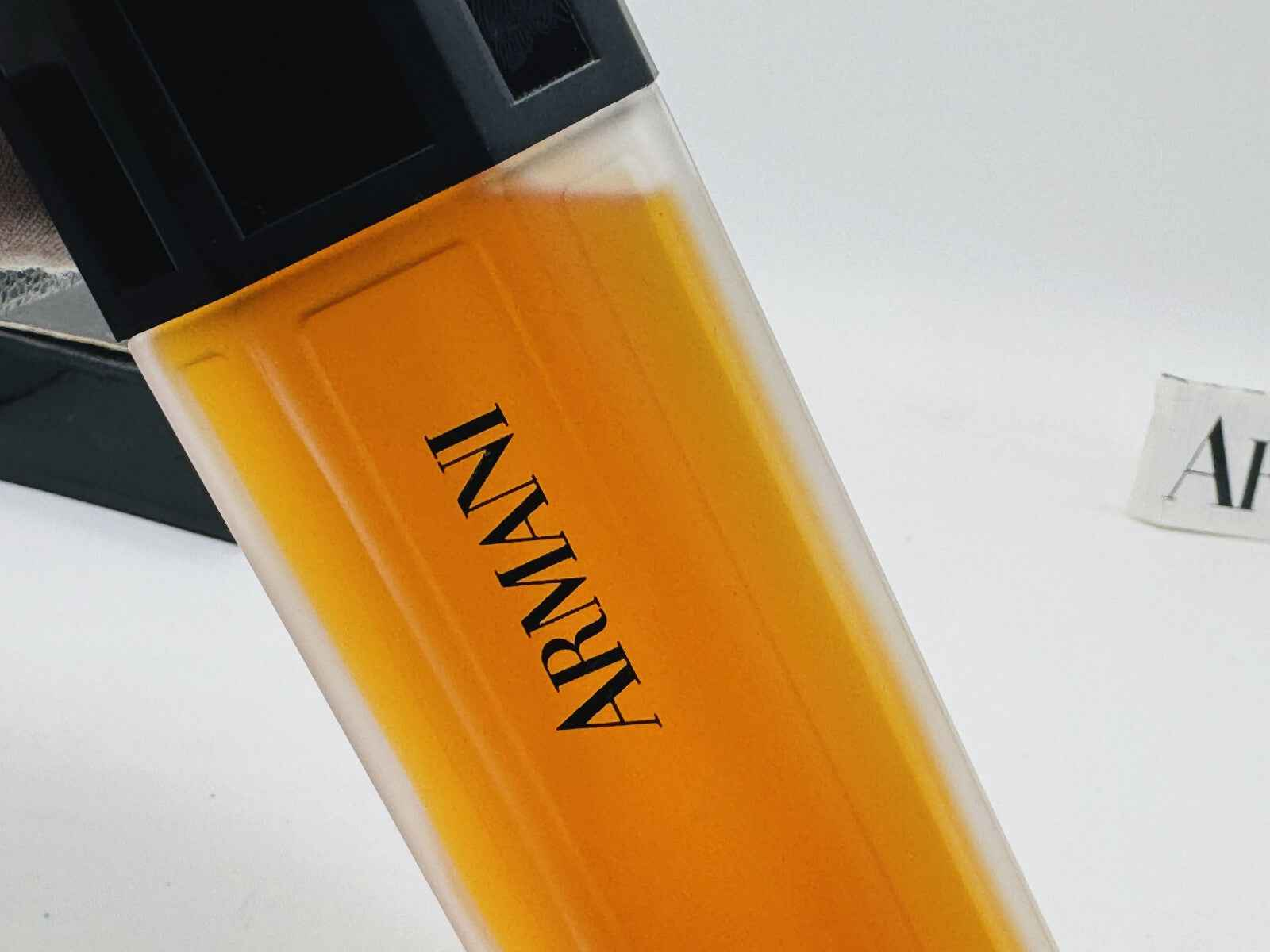 Flacone di Profumo Vintage Armani Donna con tonalità dorata e design elegante