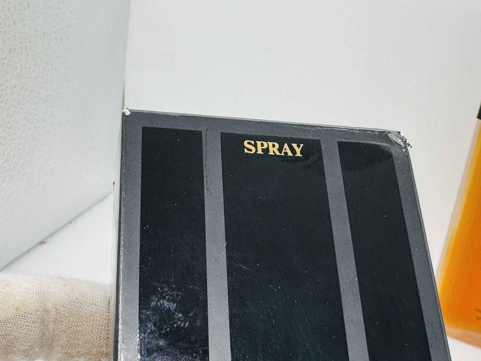Scatola di Profumo Vintage Armani Donna con etichetta Spray in elegante design nero
