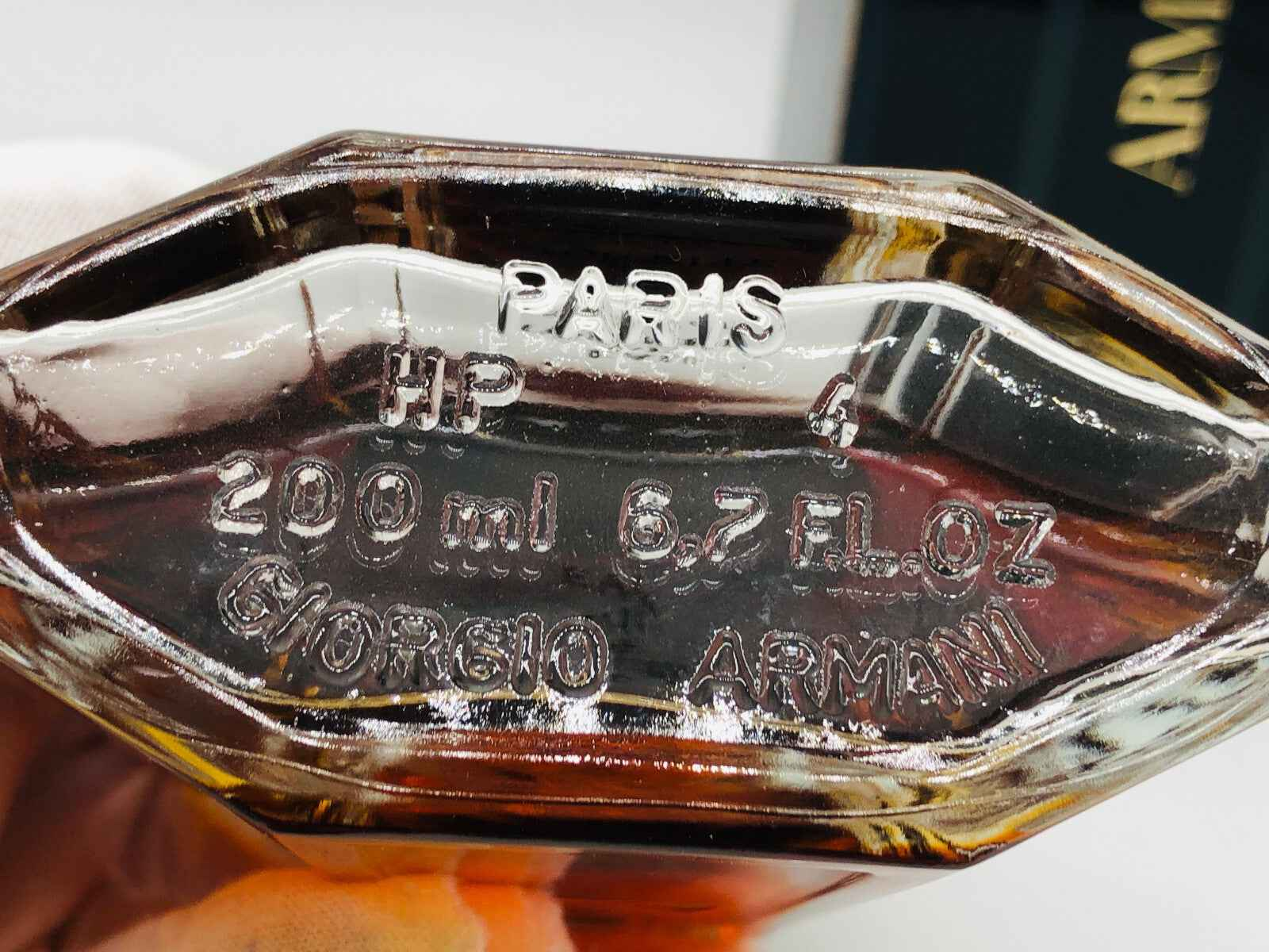 Bottiglia di profumo Vintage Armani da 200 ml con design elegante e dettagli incisi sul fondo