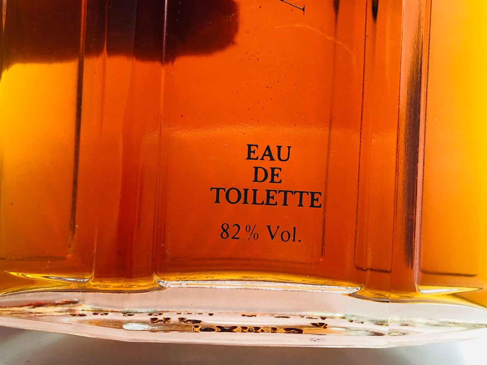 Bottiglia di profumo Vintage Armani con etichetta Eau de Toilette e 82% Vol.