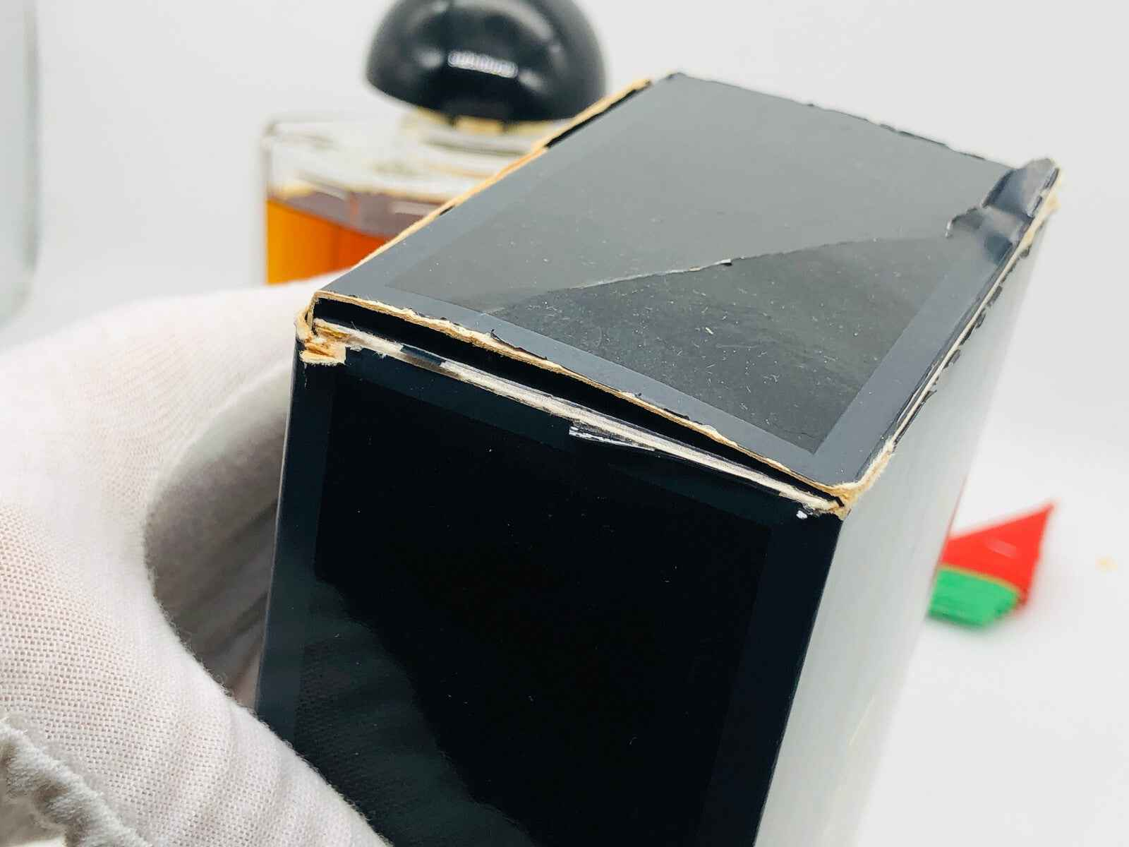 Scatola danneggiata di profumo Vintage Armani con bottiglia di profumo sullo sfondo