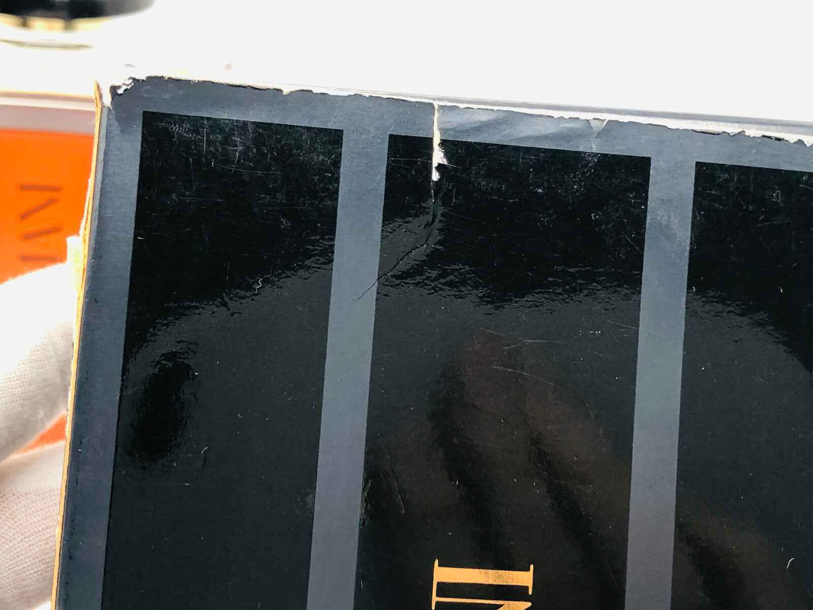 Scatola del Profumo Vintage Armani con segni di usura e rifiniture eleganti in nero e oro