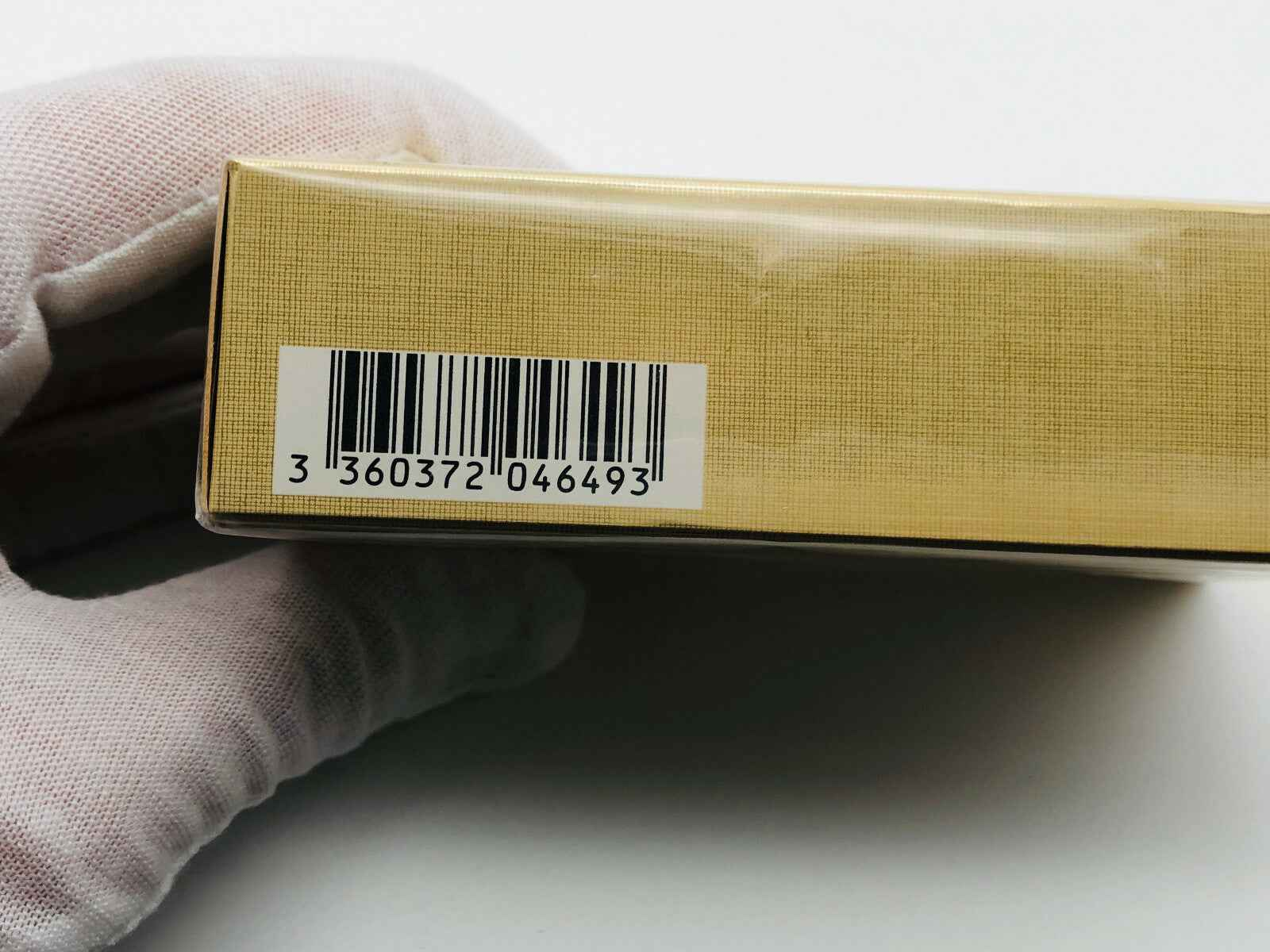 Scatola di profumo Armani Sensi con codice a barre sul lato, elegante e minimalista