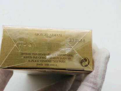 Scatola di profumo Armani Sensi di Giorgio Armani con design elegante in oro