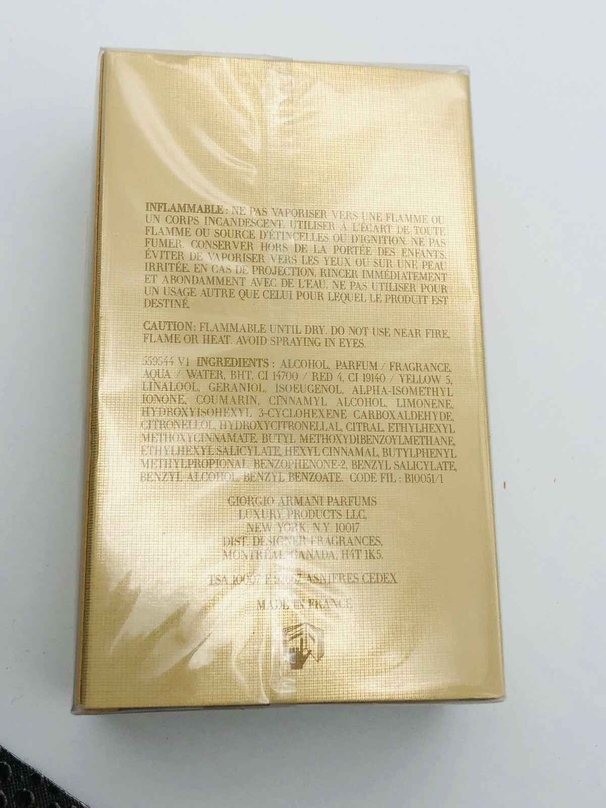 Scatola del profumo Armani Sensi con dettagli in oro ed etichetta informativa sul retro