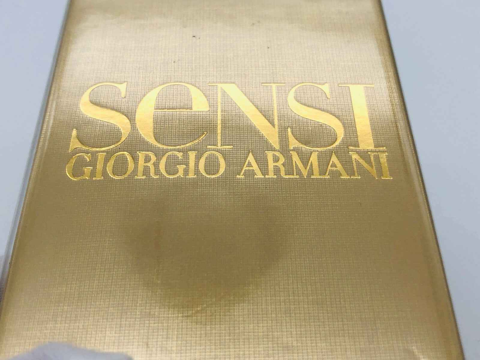 Scatola del profumo Armani Sensi con scritta dorata su sfondo chiaro per un elegante packaging