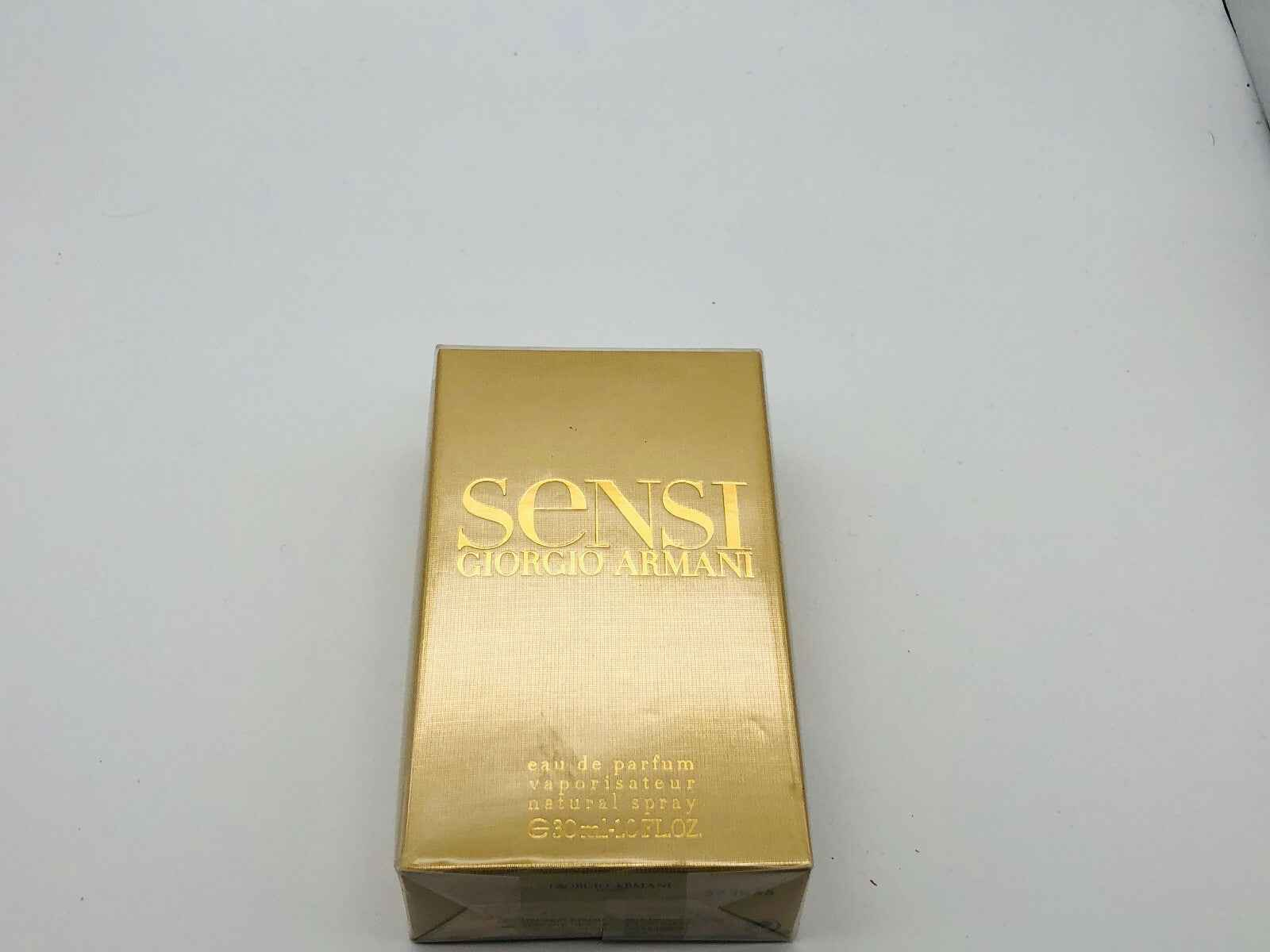 Scatola profumata di Profumo Armani Sensi con finitura dorata e logo elegante