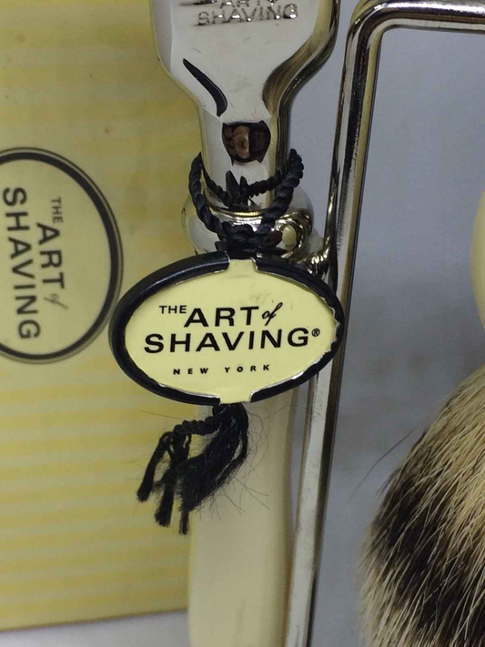Pennello da barba The Art Of Shaving con design elegante e setole morbide per una rasatura ideale