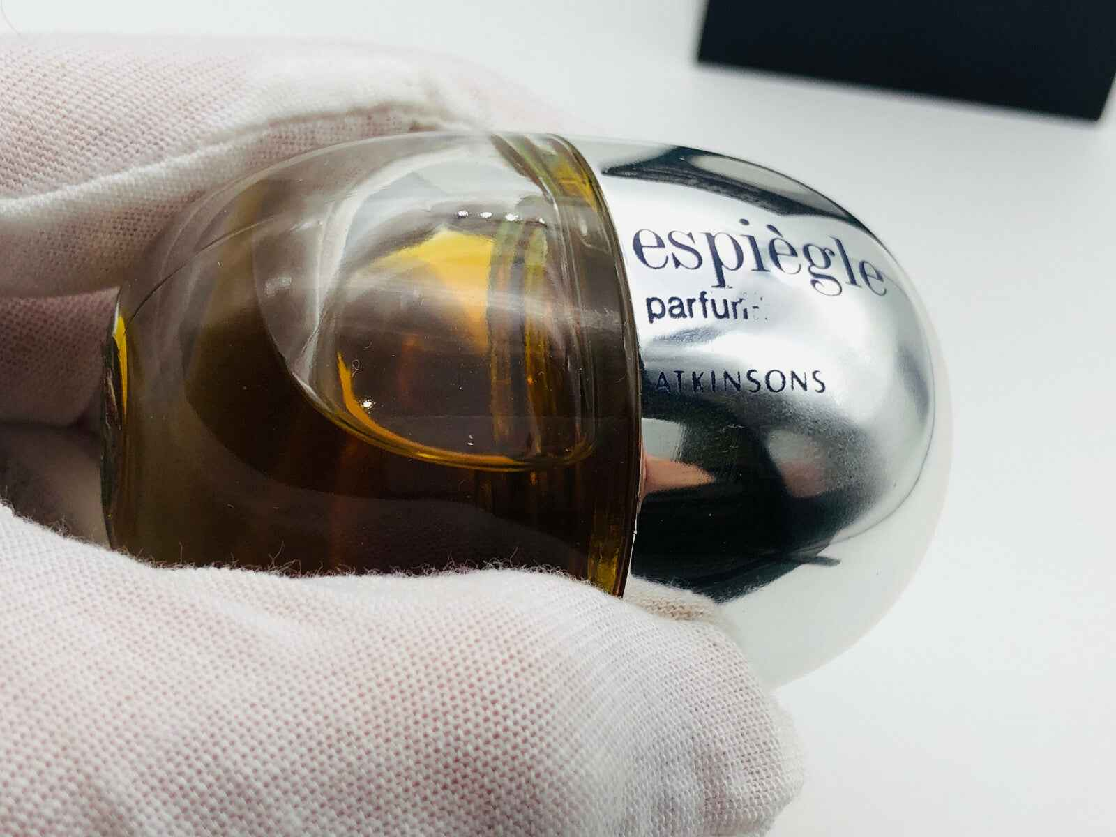 Flacone di profumo Atkinsons Espiegle con design elegante e finitura lucida