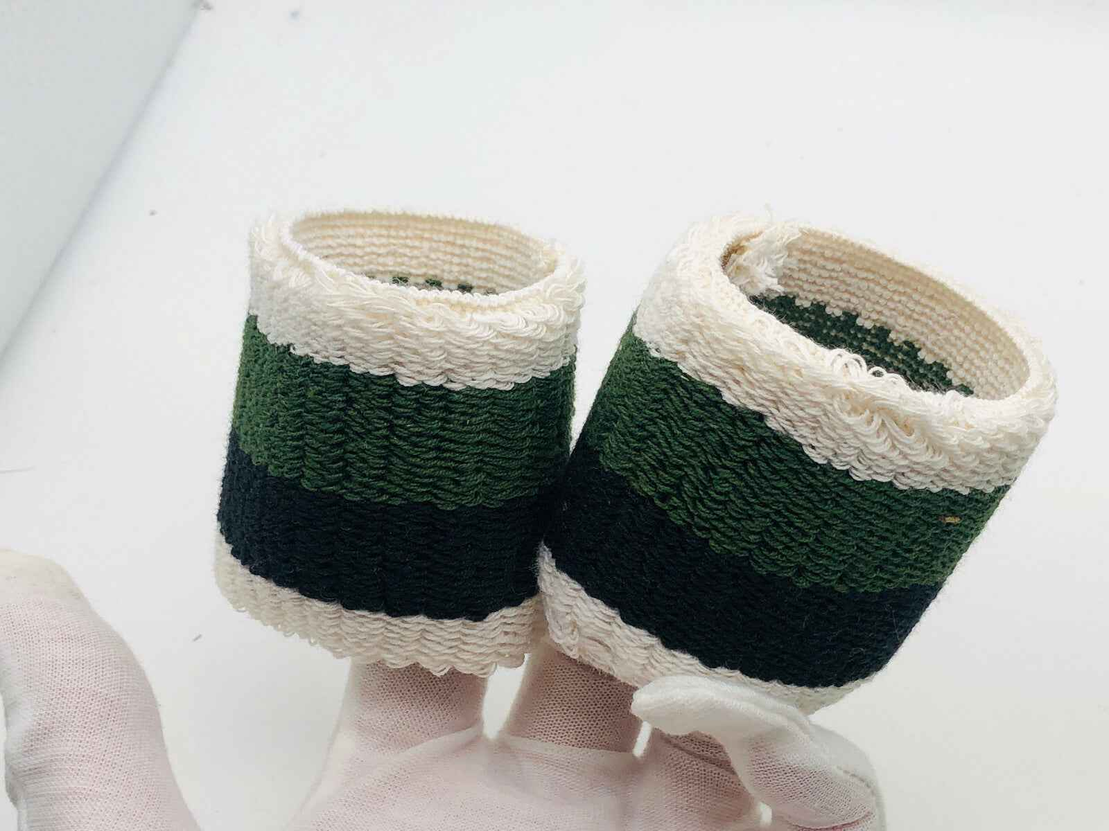 Coppia di bracciali in tessuto verde e bianco del profumo Atkinsons Hurlingham Vintage