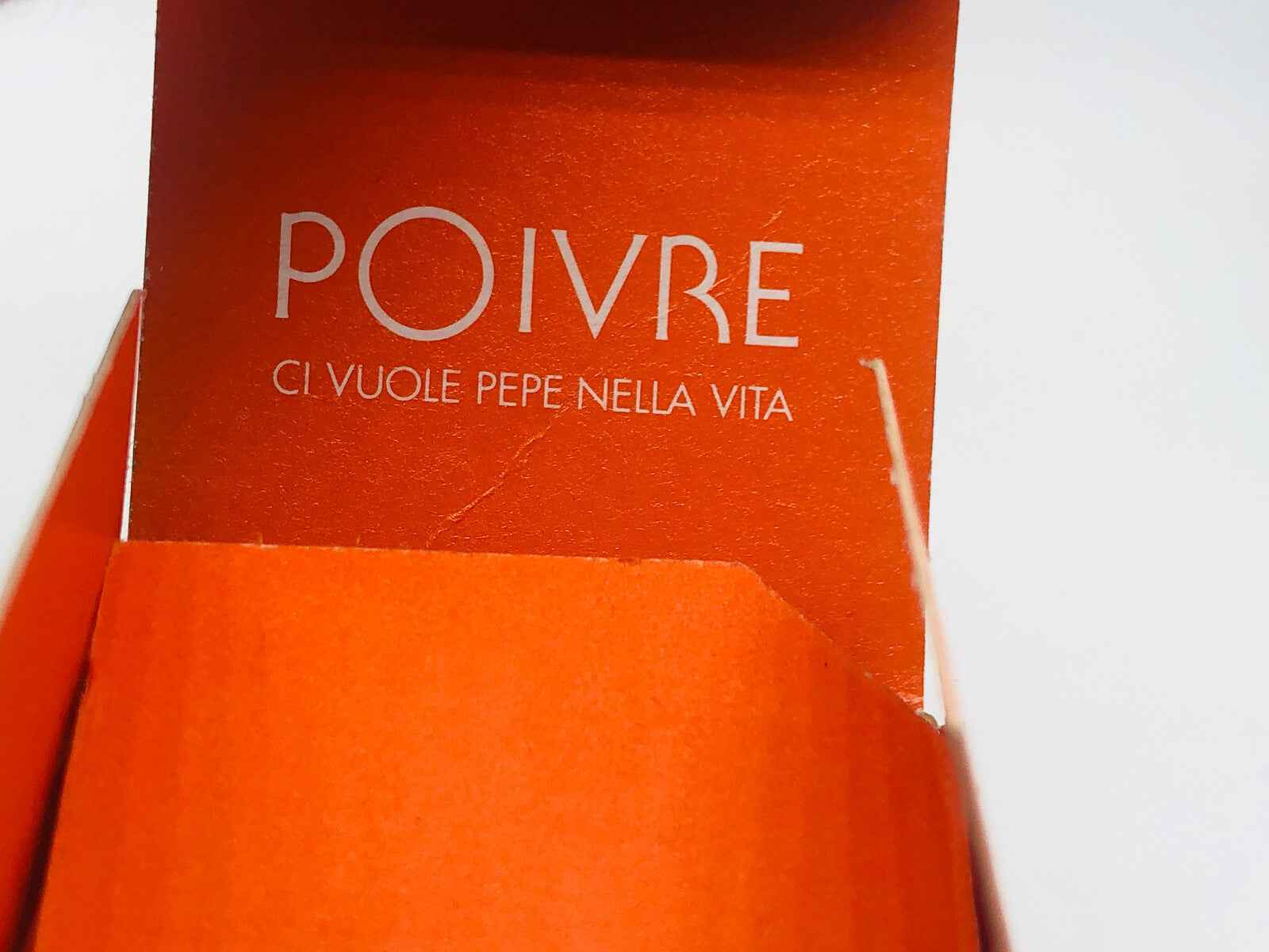 Scatola profumo vintage Atkinsons Poivre con scritta in arancione su fondo bianco.