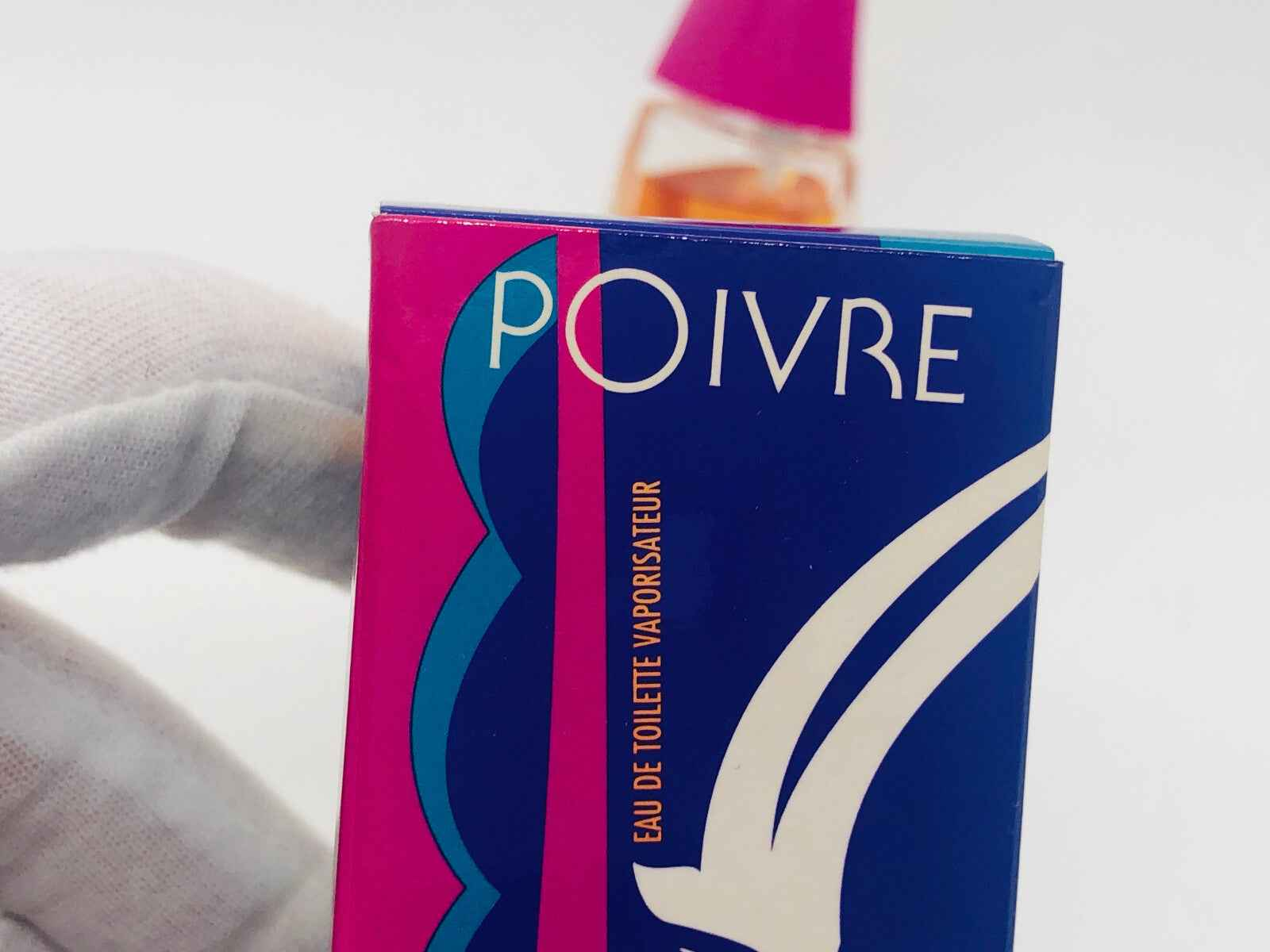 Scatola di Profumo Vintage Atkinsons Poivre con design colorato ed elegante per appassionati di fragranze classiche