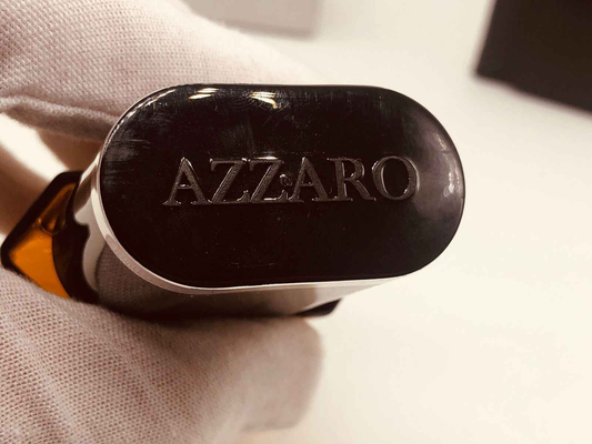Dettaglio del flacone di Azzaro Pour Homme profumo vintage con tappo elegante e logo inciso