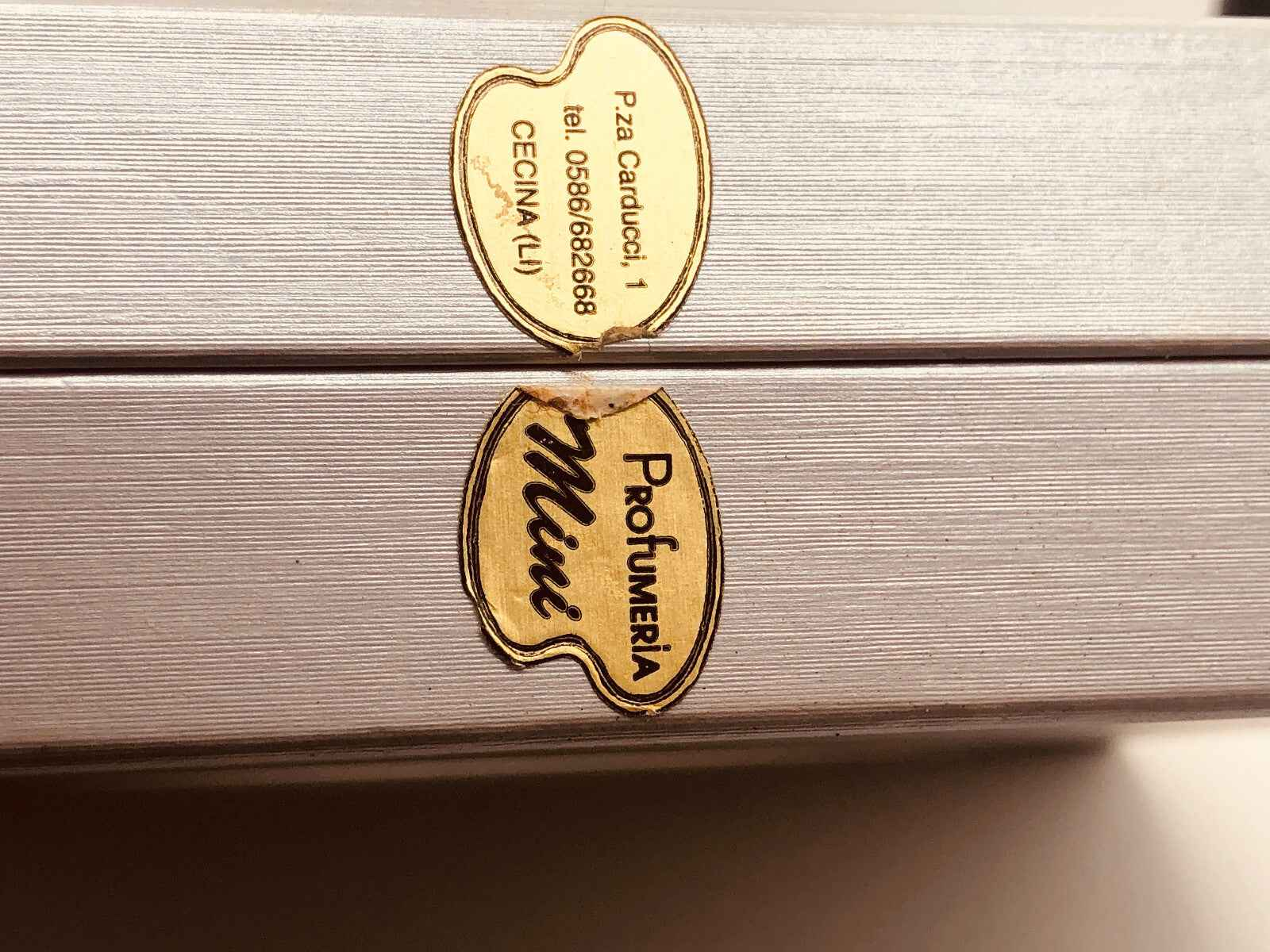 Scatola di Azzaro Pour Homme profumo vintage con etichetta e dettagli eleganti
