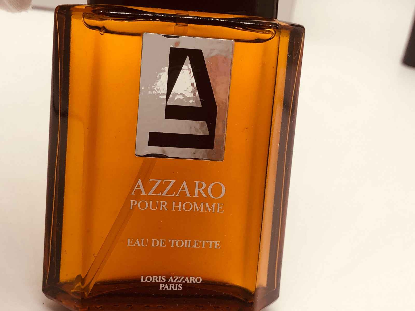 Flacone di Azzaro Pour Homme profumo vintage con design elegante e tonalità ambrata