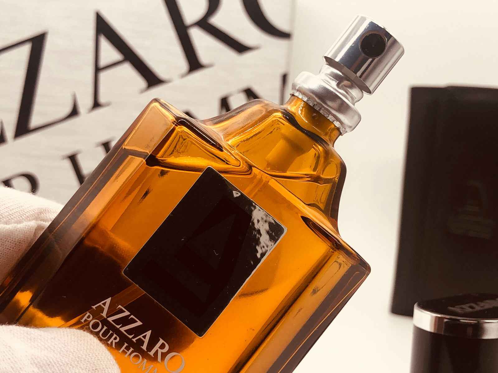 Flacone di Azzaro Pour Homme profumo vintage con etichetta nera e tonalità amber