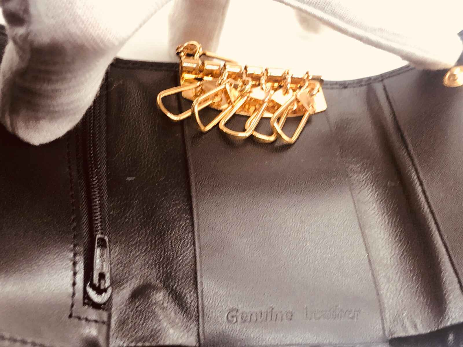 Interno di una borsa in pelle genuina con ganci dorati per accessori, Azzaro Pour Homme profumo vintage