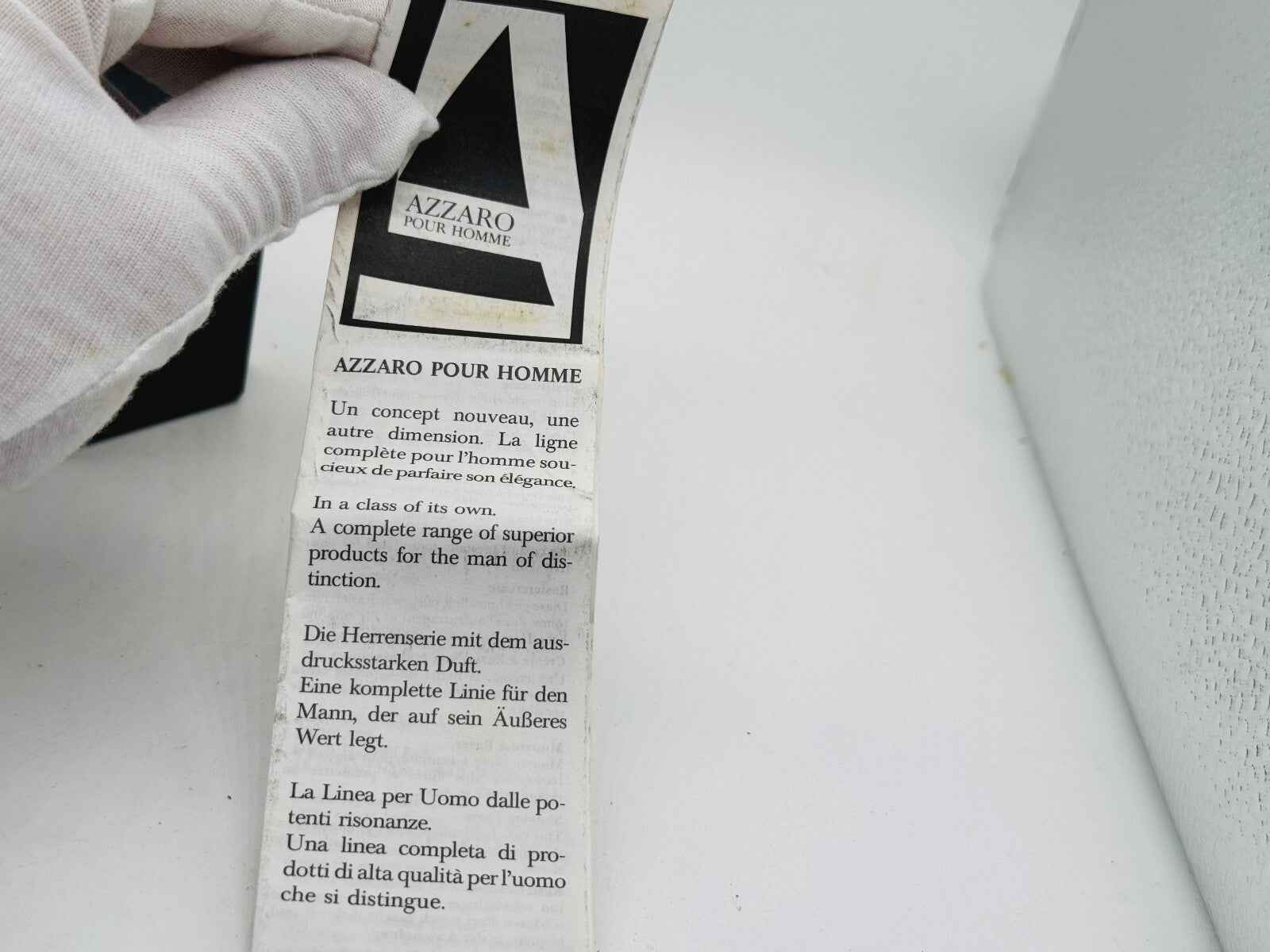 Etichetta di Azzaro pour homme vintage con informazioni sul profumo e design elegante