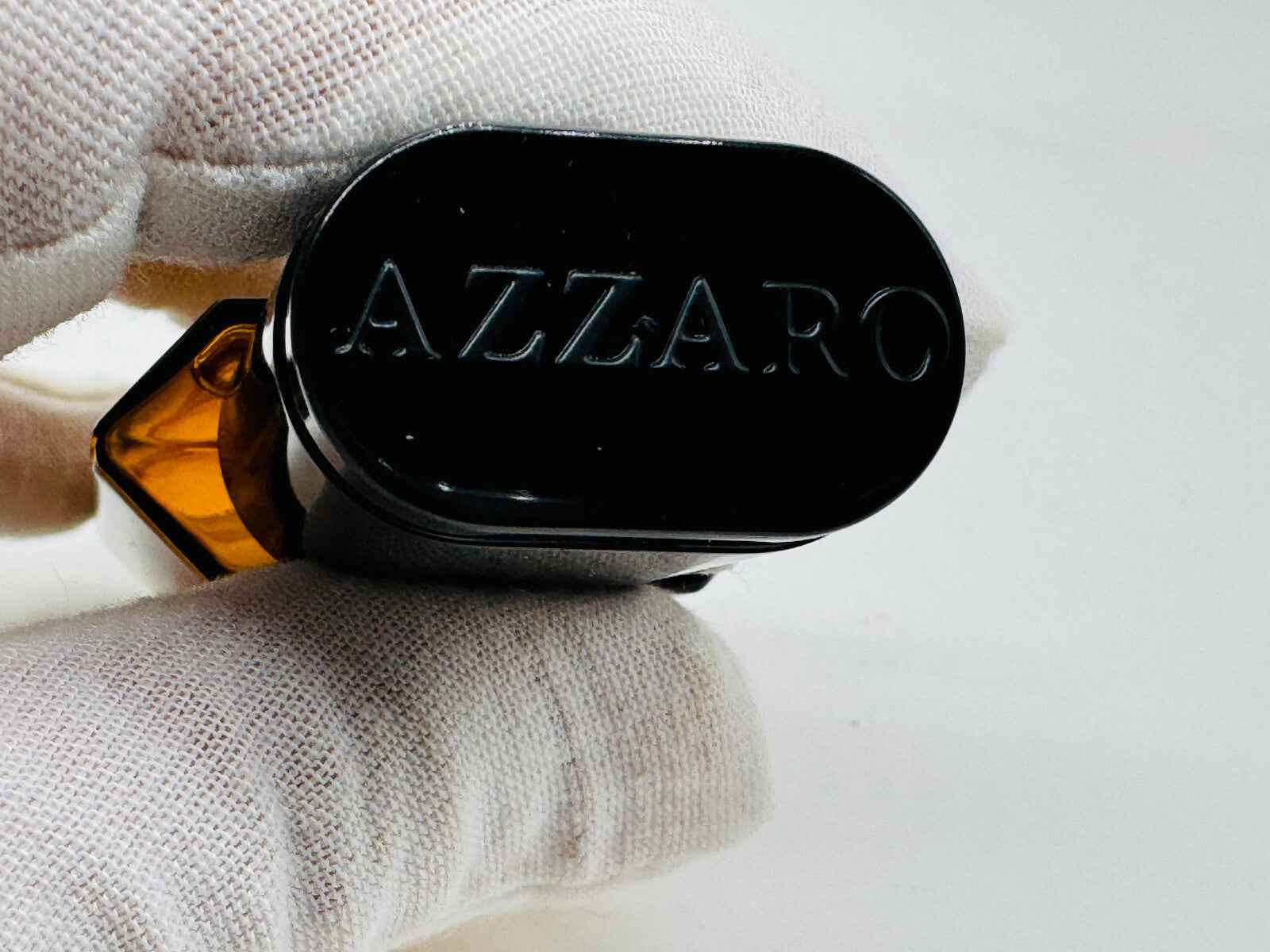 Flacone di Profumo Azzaro Pour Homme Vintage con tappo elegante e design distintivo