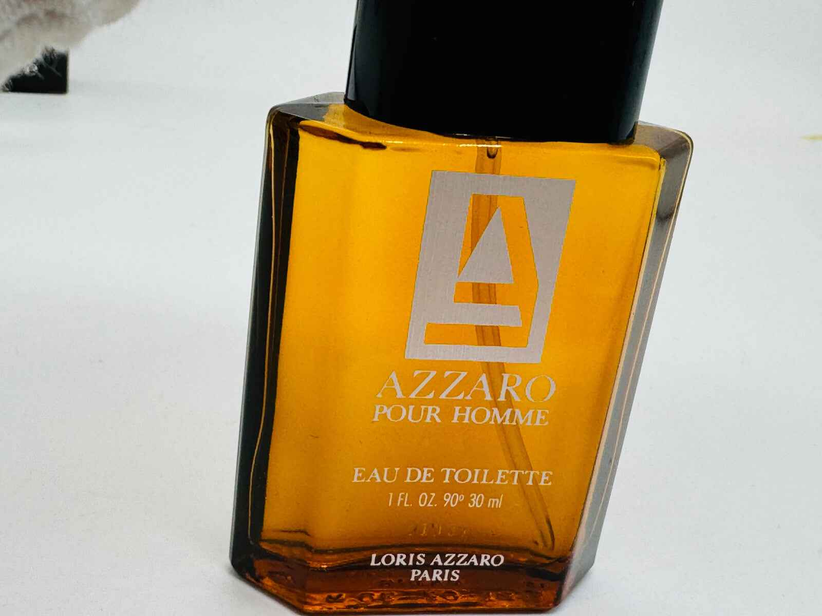 Flacone di profumo Azzaro Pour Homme Vintage in vetro con etichetta elegante e design classico