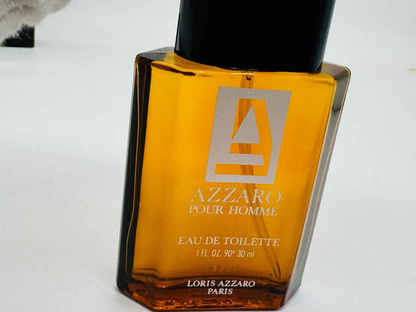 Flacone di profumo Azzaro Pour Homme Vintage in vetro con etichetta elegante e design classico