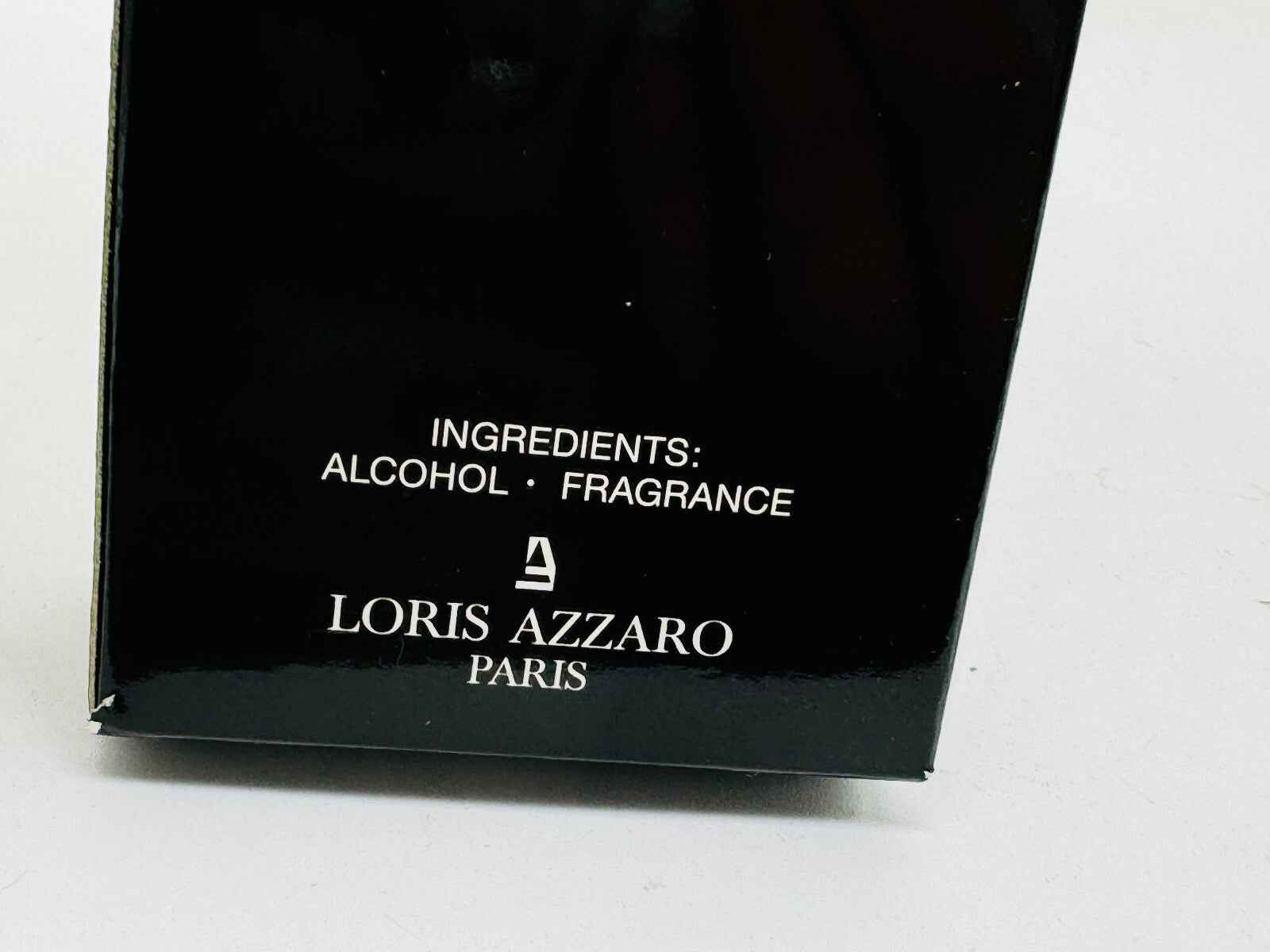 Scatola del profumo Azzaro Pour Homme Vintage con ingredienti alcol e fragranza ben visibili