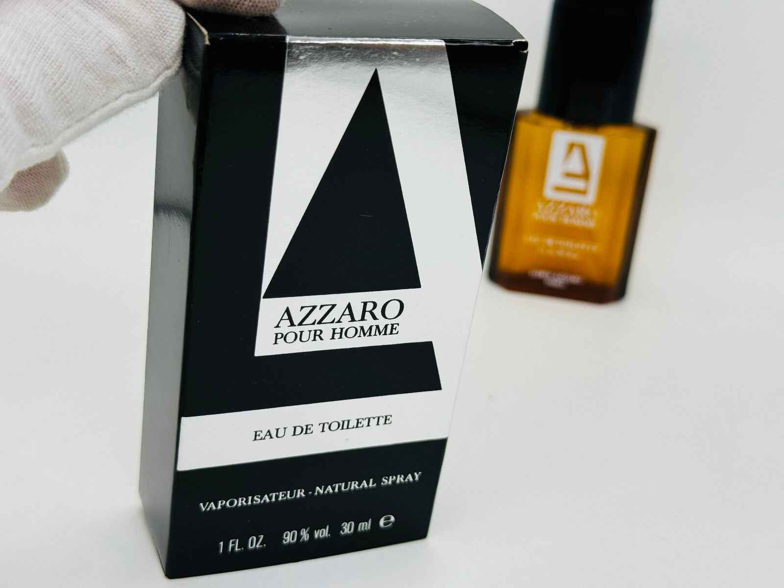 Scatola del profumo Azzaro Pour Homme Vintage con flacone in primo piano, design elegante e classico