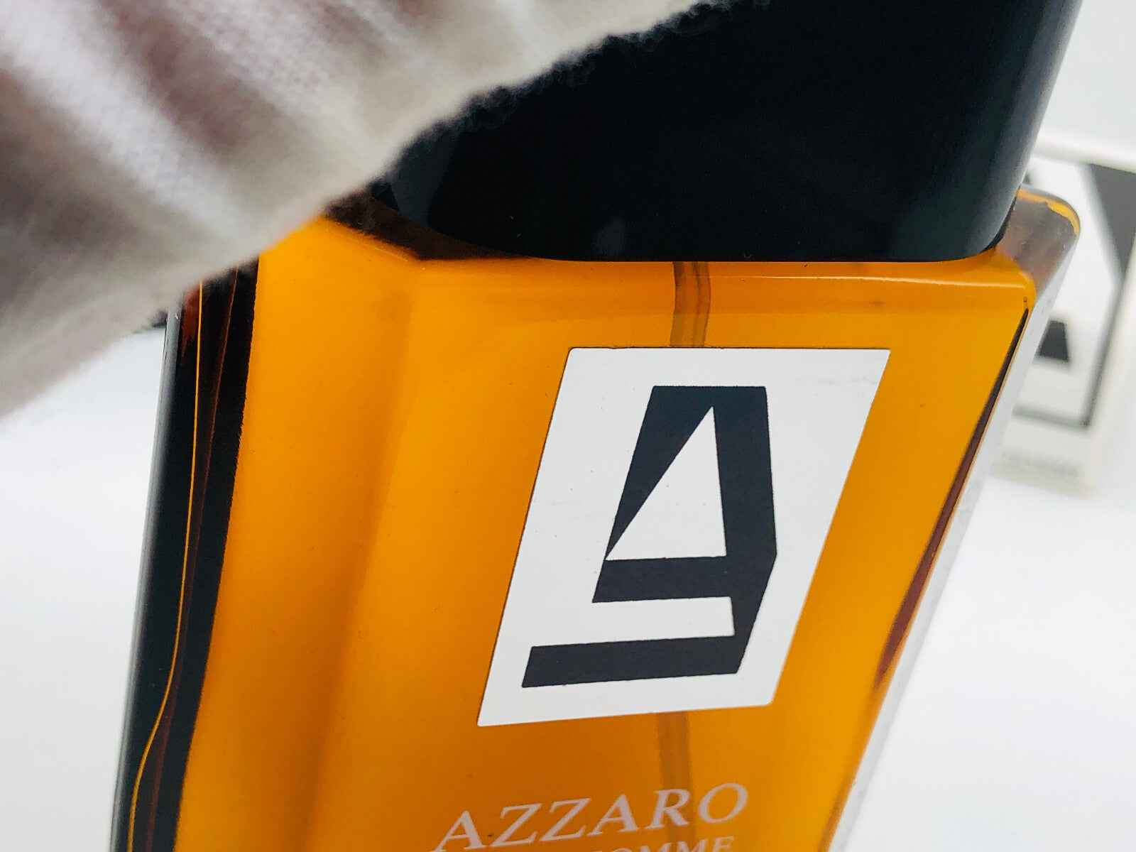 Flacone di Profumo Azzaro Pour Homme Vintage con etichetta distintiva e design elegante
