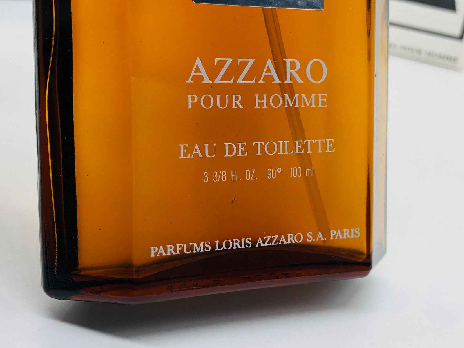 Flacone di profumo Azzaro Pour Homme Vintage da 100 ml con etichetta elegante