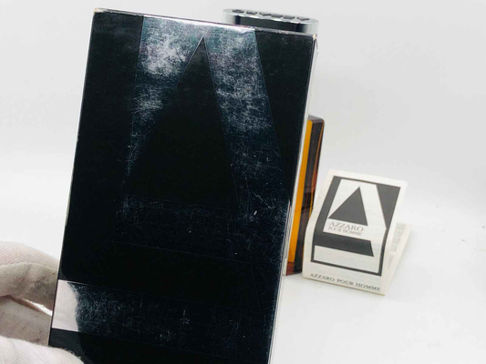 Scatola del profumo Azzaro Pour Homme Vintage con design elegante e logo Azzaro visibile