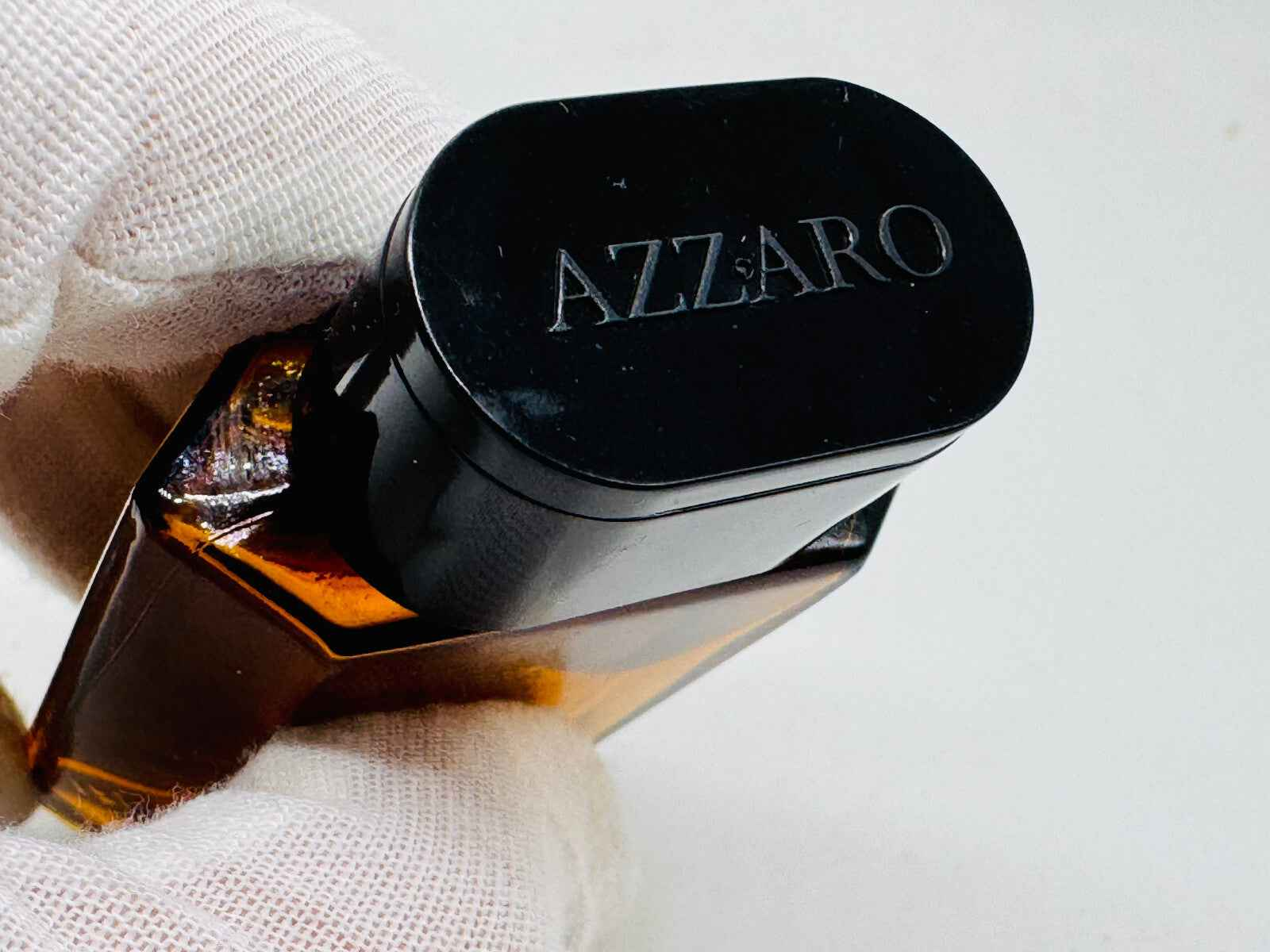 Flacone di Profumo Azzaro Pour Homme Vintage con tappo nero e design elegante