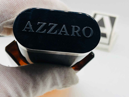 Dettaglio del tappo del profumo Azzaro Pour Homme Vintage con logo in rilievo