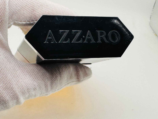 Flacone di profumo Azzaro Uomo con design elegante e logo Azzaro in rilievo