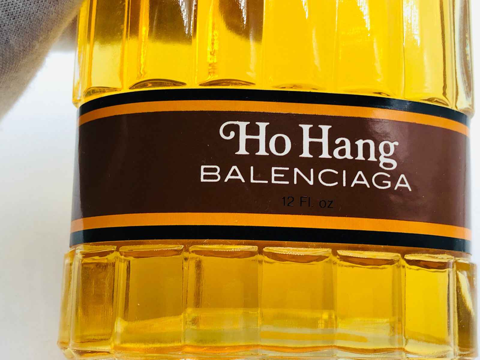 Bottiglia di olio Ho Hang Balenciaga da 12 fl oz con etichetta elegante e design vintage