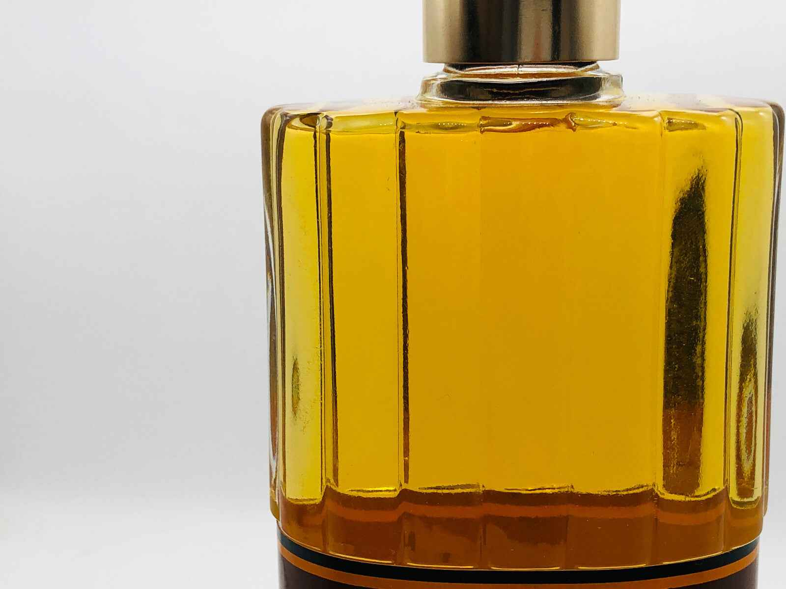 Flacone di profumo Balenciaga Ho Hang Vintage con un design elegante e colore dorato intenso