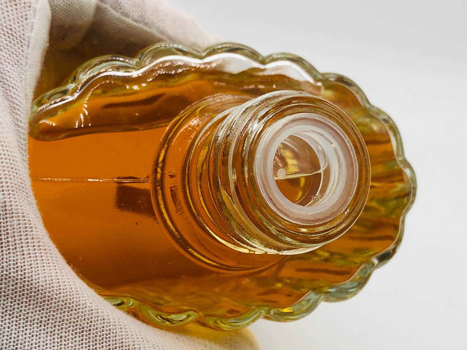Flacone di profumo Balenciaga Ho Hang Vintage con tappo elegante e liquido dorato
