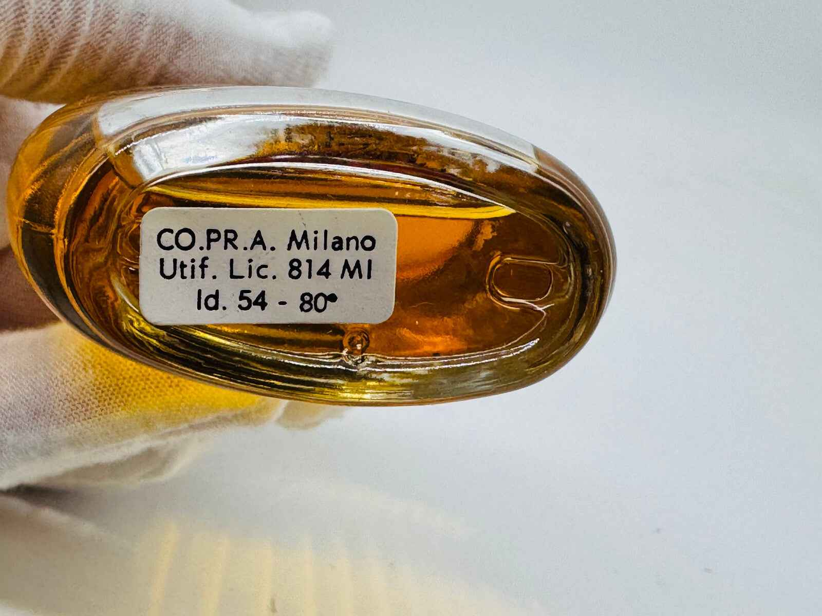 Flacone di profumo Balenciaga Portos Vintage con etichetta in bianco e liquido ambrato